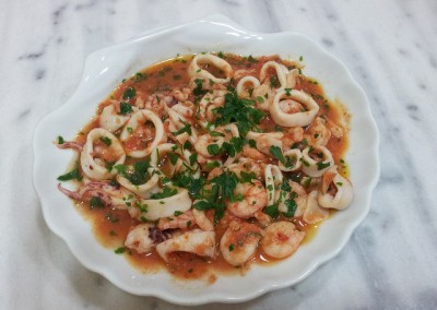 Calamari e gamberi in brodetto